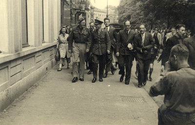 97661 Afbeelding van Prins Bernhard na zijn bezoek aan de gewestelijk commandant van de Binnenlandse Strijdkrachten ...